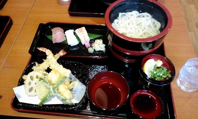 関西の老舗うどん屋さん 得得の寿司大海老天ぷらセット