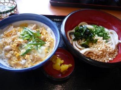 浦添市牧港 手打うどん総本家 得得の親子丼ランチで、冷たいうどん¥680