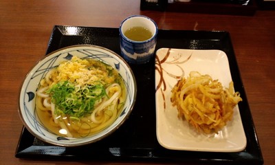 美味しい丸亀製麺 宜野湾店のかけうどんと野菜かき揚げ