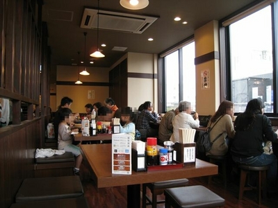 讃岐釜揚げうどん 丸亀製麺 宜野湾店の店内雰囲気