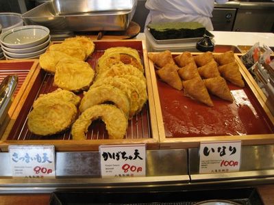 讃岐釜揚げうどん 丸亀製麺 宜野湾店のさつまいも天・かぼちゃ天・いなり